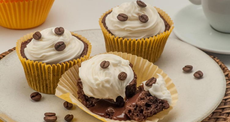 Imagem de um Cupcake de café com chantilly e grão de café